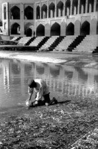 شستشوی فرش در رودخانه